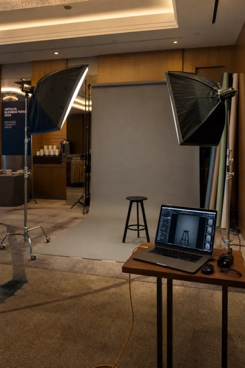 Studio portrait mobile installé lors d'un événement corporate à Antalya pour des portraits de dirigeants